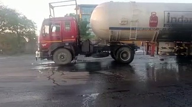 ट्रेलर की टक्कर से गैस से भरे टैंकर में आग लगने के बाद हुआ रिसाव, पचास हजार आबादी की थमी रही सांसें