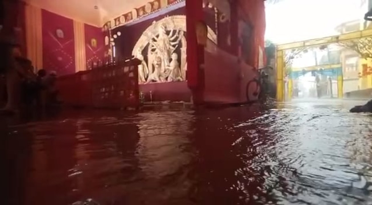 প্রবল বৃষ্টিতে জলমগ্ন বৈঁচিগ্রাম দক্ষিণপাড়া সার্বজনীন দুর্গোৎসব কমিটি |OneIndia bengali