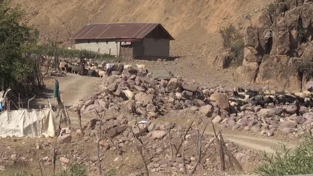 Zap Suyu'nu salla geçen köylüler için asma köprü yapılıyor