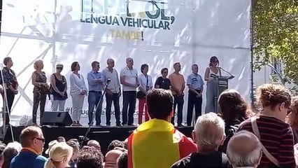 La presidenta de S'ha Acabat!, Júlia Calvet, lee un manifiesto