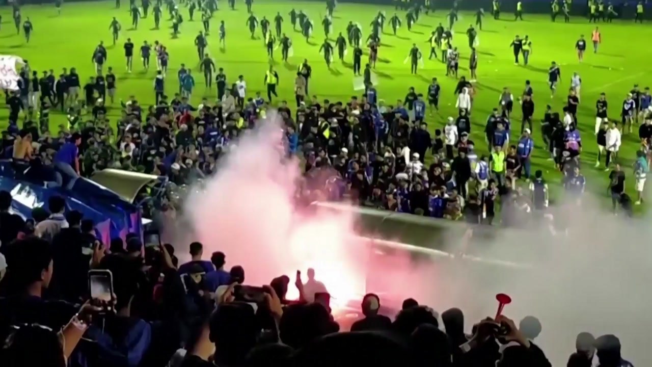 인니 축구장 참사 전국 추모 물결...경찰 비난 움직임 / YTN