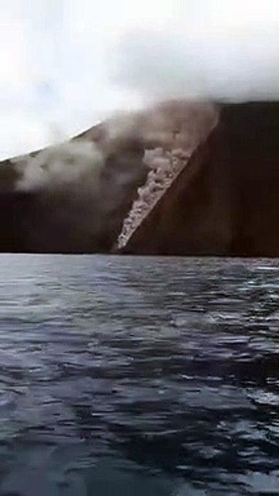Stromboli, la colata lavica raggiunge il mare