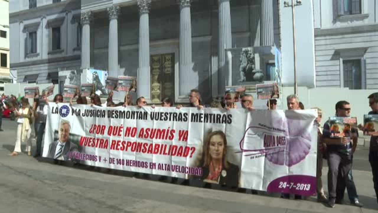 Las víctimas del Alvia vuelven a exigir frente al Congreso una investigación independiente