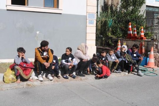 FOÇA AÇIKLARINDA, YUNANİSTAN'IN GERİ İTTİĞİ 25 KAÇAK GÖÇMEN KURTARILDI