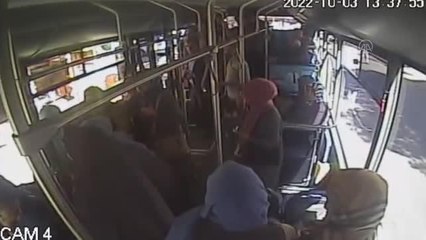 Otobüs şoförü, baygınlık geçiren kadını hastaneye yetiştirdi