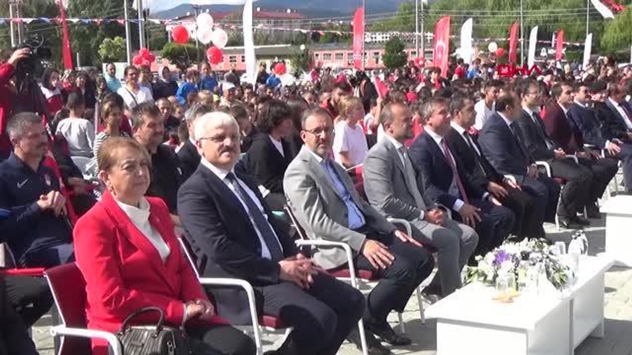 SPOR Bakan Kasapoğlu: Salgın döneminde 5 milyon öğrenciye yüzme öğrettik