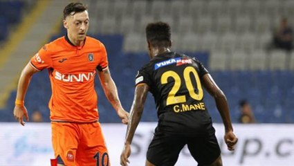 Mesut Özil ameliyat oldu! Operasyon sonrası hasta yatağından son halini paylaştı