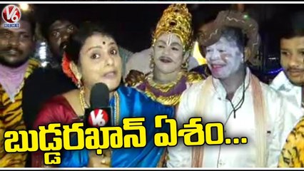 Teenmaar Chandravva Interaction With Artists At Tank Bund _ Saddula Bathukamma 2022  | V6 News (1)