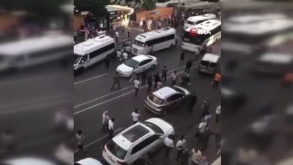 Sokak ortasında bıçaklı kavga kamerada