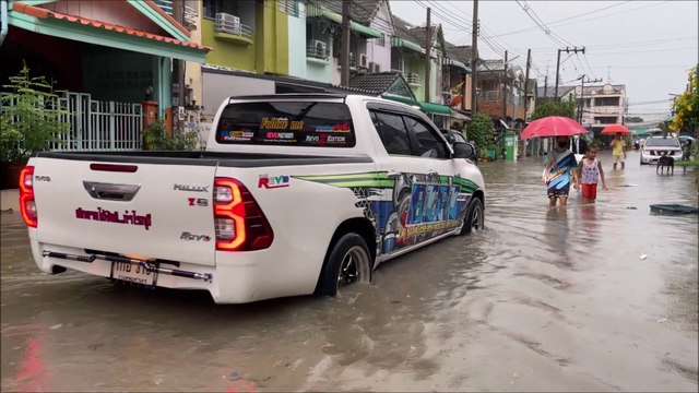 Heavy rain again flooded Mu Ban Monrada (ซอยหมู่บ้านมนต์รดา) at Sai Noi district Thailand