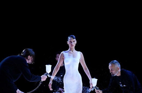 ベラ・ハディッド、パリ・ファッション・ウィークで着たドレスが話題に