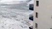 Des énormes vagues démolissent les balcons d'un immeuble