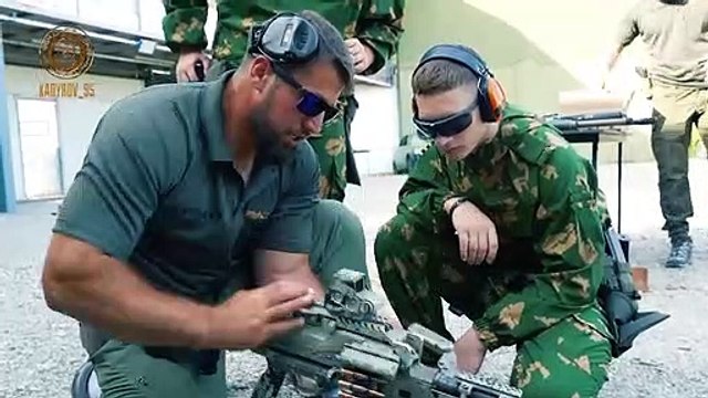 Los hijos del líder checheno Ramzan Kadyrov disparan armas en un campo de entrenamiento.