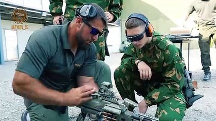 Los hijos del líder checheno Ramzan Kadyrov disparan armas en un campo de entrenamiento.
