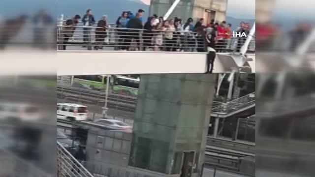 Köprüden D100'e sarkan vatandaş yürekleri ağza getirdi