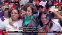 Manifestantes corren a Denisse Dresser del Zócalo en marcha por el 2 de octubre