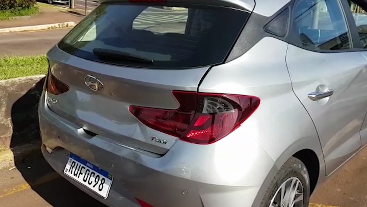 Veículos se envolvem em colisão traseira na Avenida Carlos Gomes, em Cascavel