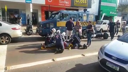 Moto vai parar embaixo de carro-forte após colisão com Fluence na Avenida Brasil