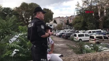 BIÇAKLI SALDIRGAN KENDİSİNİ DE YARALADI