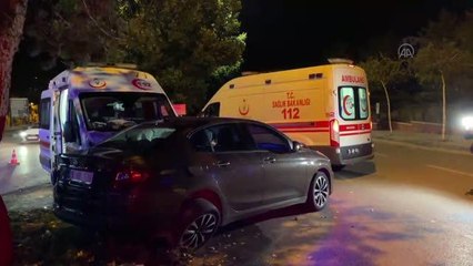 Ambulans ile otomobil çarpıştı, 2 kişi yaralandı