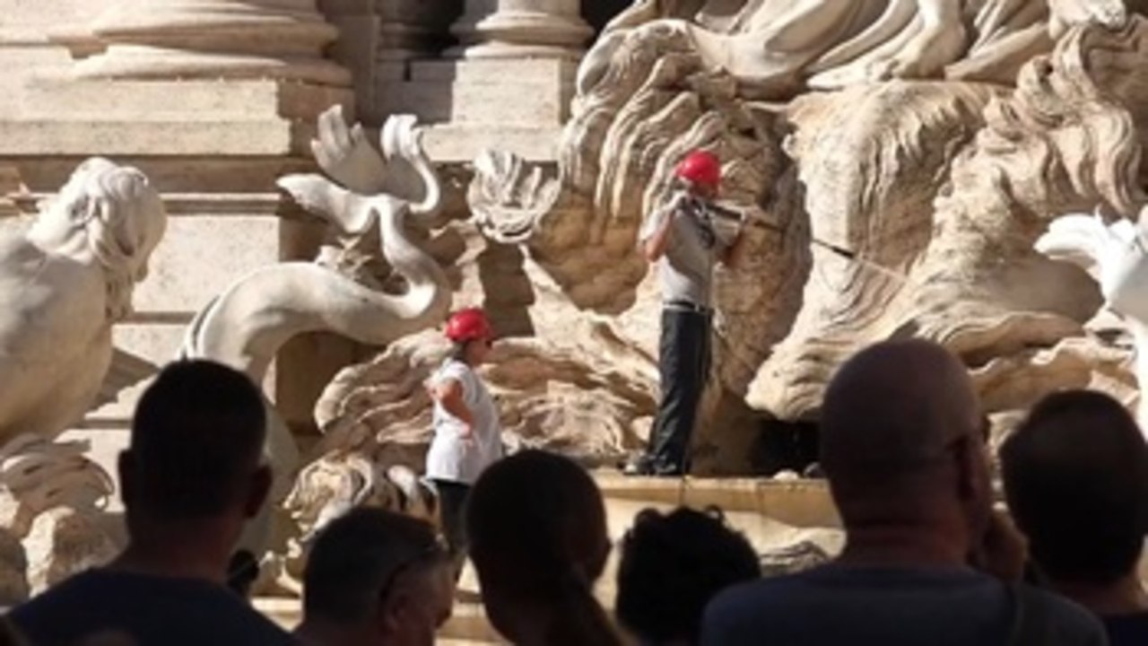 La monumental Fontana di Trevi de Roma se vacía para su limpieza