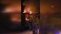 İki evin çatısında çıkan yangın söndürüldü