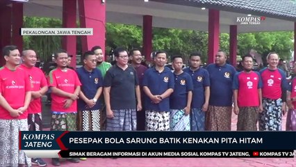 Pesepak Bola Sarung Batik di Pekalongan Kenakan Pita Hitam