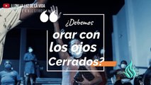 ¿Debemos orar con los ojos cerrados?