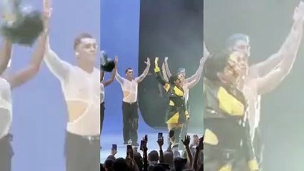 Fans lanzan un ramo de flores a Rosalía y le golpean en la cara durante un concierto