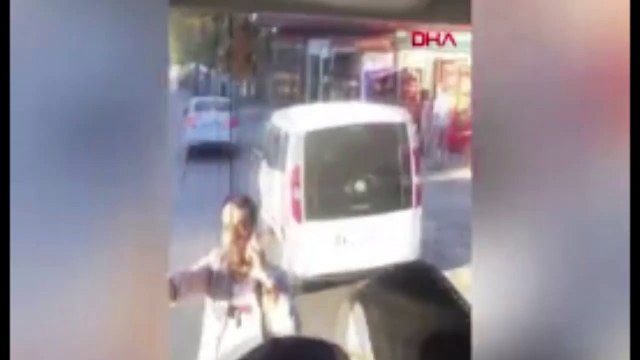 Trafik magandası İETT otobüsünün önünü kesti
