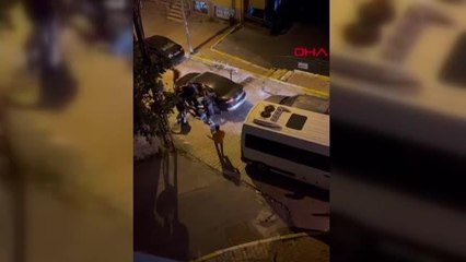İSTANBUL-EYÜPSULTAN'DA SERVİSTEN İNEN 7 KİŞİ, TARTIŞTIKLARI SÜRÜCÜYE SALDIRDI