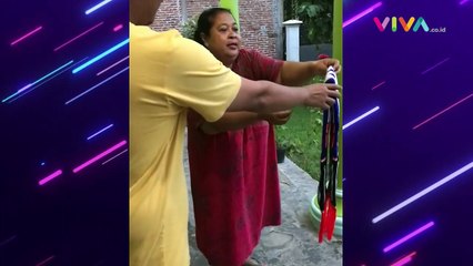 Emak-emak Bakar Atribut Arema FC di Depan Anaknya