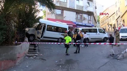 İSTANBUL-BEYOĞLU'NDA SERVİS MİNİBÜSÜNÜN ÇARPTIĞI YAYA AĞIR YARALANDI