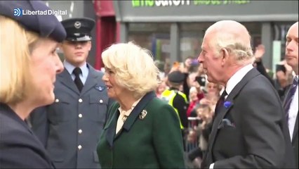 Carlos III y Camilla visitan Dunfermline por primera vez tras el fin del luto real
