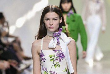 Voici l’astuce pour lifter les yeux et allonger les sourcils selon une maquilleuse habituée à sublimer le regard des mannequins d'Elie Saab