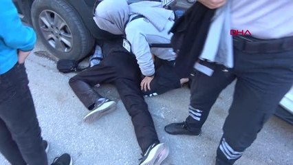 AMBULANSLA GELENE KADAR, YARALININ BAŞINDAN AYRILMADILAR
