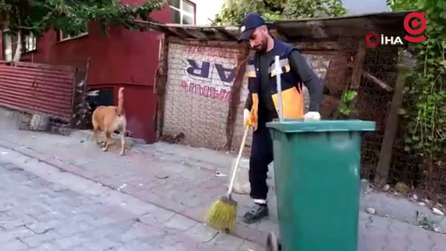 Sokak köpeği ile temizlik görevlisinin yürekleri ısıtan dostluğu