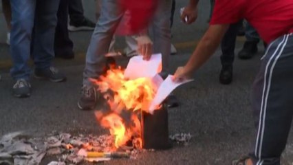 Video herunterladen: Bollette bruciate contro il caro energia, cresce la protesta