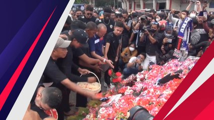 Tangis Haru Warnai Prosesi Tabur Bunga Pemain Arema FC di Stadion Kanjuruhan