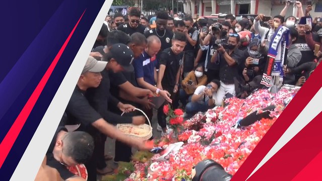 Tangis Haru Warnai Prosesi Tabur Bunga Pemain Arema FC di Stadion Kanjuruhan