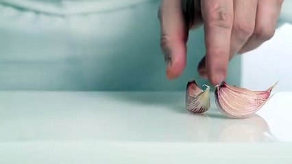 Claquer une gousse d'ail