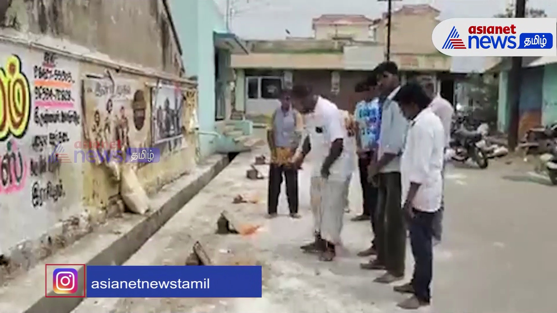 விநோதமாக ஆயுத பூஜை கொண்டாடி போராட்டம் நடத்திய மக்கள்