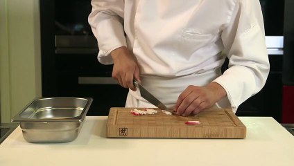 Tailler un radis rose en brunoise