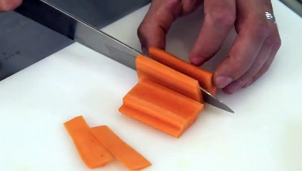 Tailler une carotte en brunoise