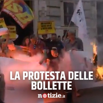Cittadini bruciano le bollette per protesta contro gli aumenti: Si ruba dalle nostre tasche