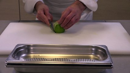 Peler à vif un citron vert