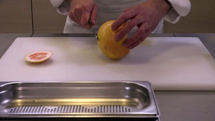 Peler à vif un pomelo