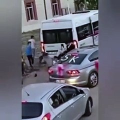 Gelin arabasının önünü kesen çocukları tekme, tokat dövdü