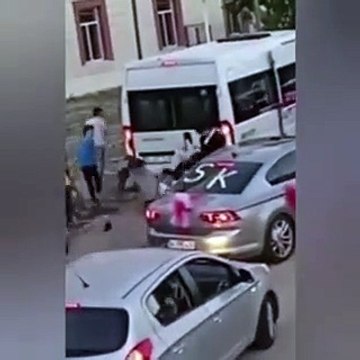 Gelin arabasının önünü kesen çocukları tekme, tokat dövdü
