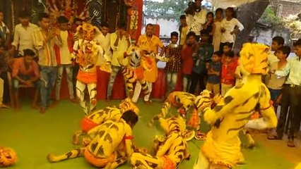 नवरात्र 2022: मां दुर्गा के सामने नाचते हैं दर्जनों ‘शेर', मनौती पूरी करने करते हैं नृत्य